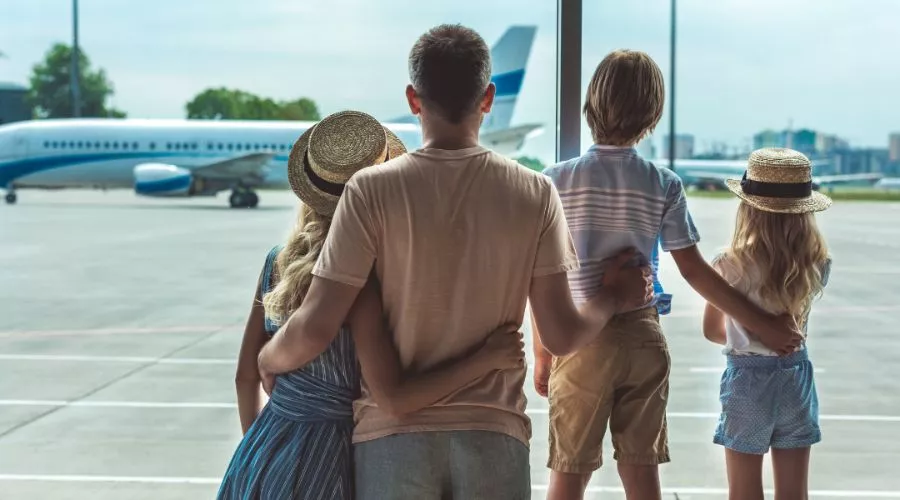 Family-Friendly Flight Deals: Smart Ways to Travel Together Without Overspending Family-friendly flight deals | Hotel-gurus.com